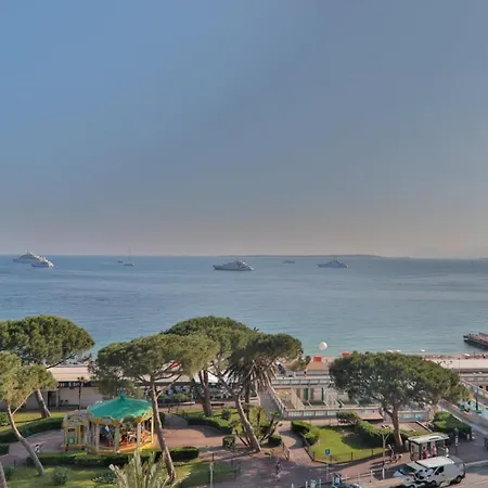 Apartment Center Bay