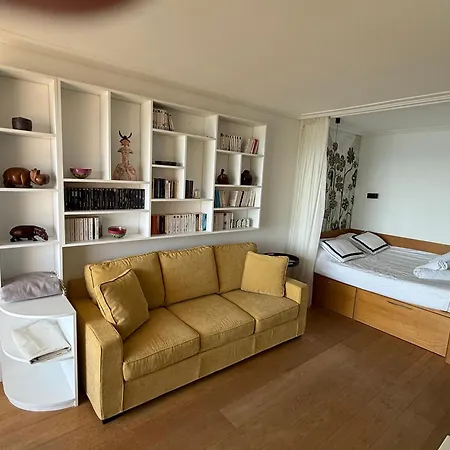 Apartment Center Bay